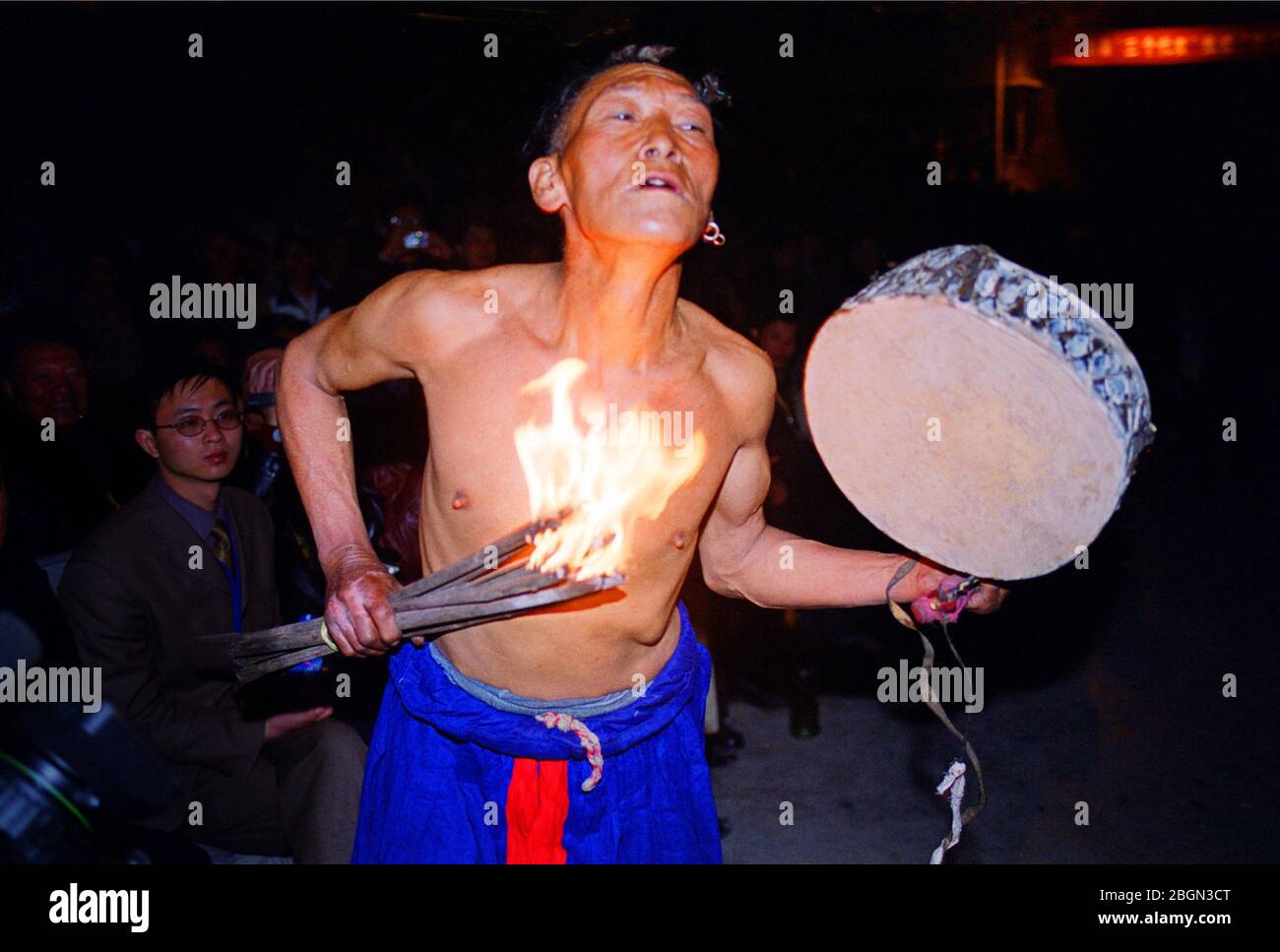 Der Bimo der Yi Nationalität, der das Stuntfeuer durchgeführt Liangshan Sichuan Bimo ist der Direktor der Yi volkskundlichen religiösen Aktivitäten der Erben A Stockfoto
