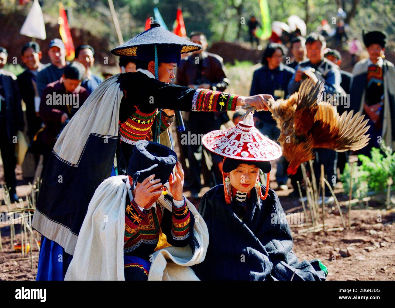 Die Bimo des Yi Volkes beten für das neue Paar Liangshan Sichuan Bimo ist der Direktor der Yi volkskundlichen religiösen Aktivitäten der Erben und Maintai Stockfoto