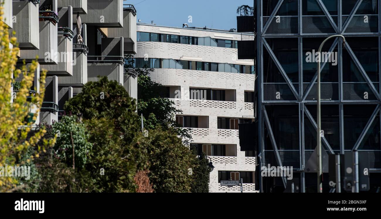 Berlin, Deutschland. April 2020. Dicht beieinander liegen Häuser in kreuzberg. Quelle: Paul Zinken/dpa-Zentralbild/ZB/dpa/Alamy Live News Stockfoto