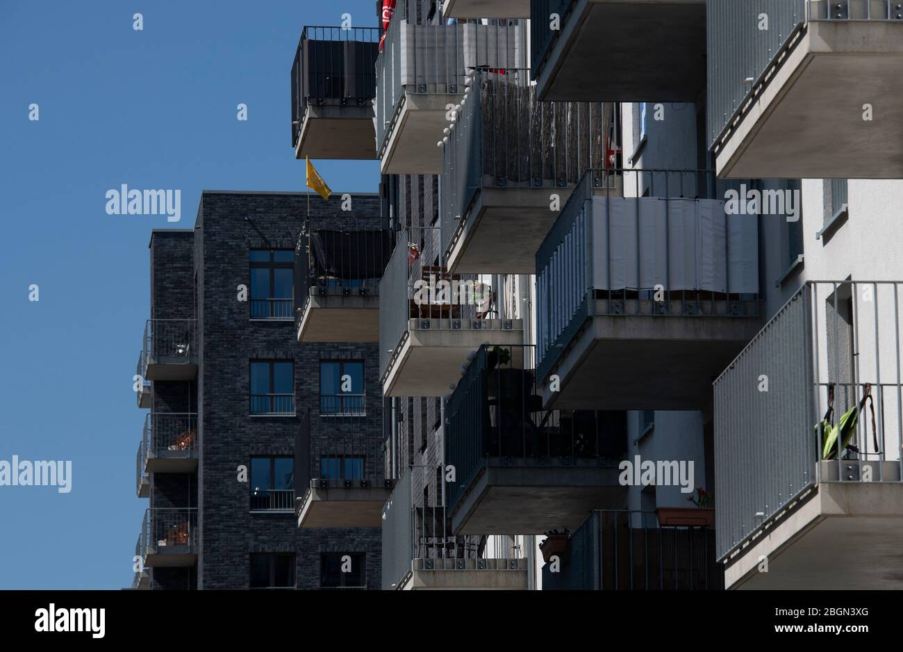 Berlin, Deutschland. April 2020. Dicht beieinander liegen Häuser in kreuzberg. Quelle: Paul Zinken/dpa-Zentralbild/ZB/dpa/Alamy Live News Stockfoto