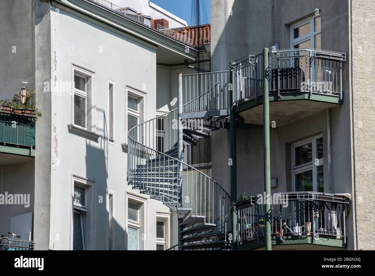 Berlin, Deutschland. April 2020. Dicht beieinander liegen Häuser in kreuzberg. Quelle: Paul Zinken/dpa-Zentralbild/ZB/dpa/Alamy Live News Stockfoto