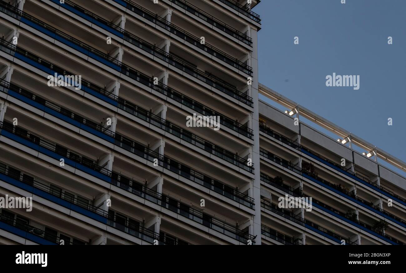 Berlin, Deutschland. April 2020. Häuser in Kreuzberg stehen dicht beieinander. Quelle: Paul Zinken/dpa-Zentralbild/ZB/dpa/Alamy Live News Stockfoto