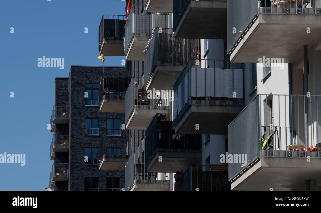 Berlin, Deutschland. April 2020. Dicht beieinander liegen Häuser in kreuzberg. Quelle: Paul Zinken/dpa-Zentralbild/ZB/dpa/Alamy Live News Stockfoto