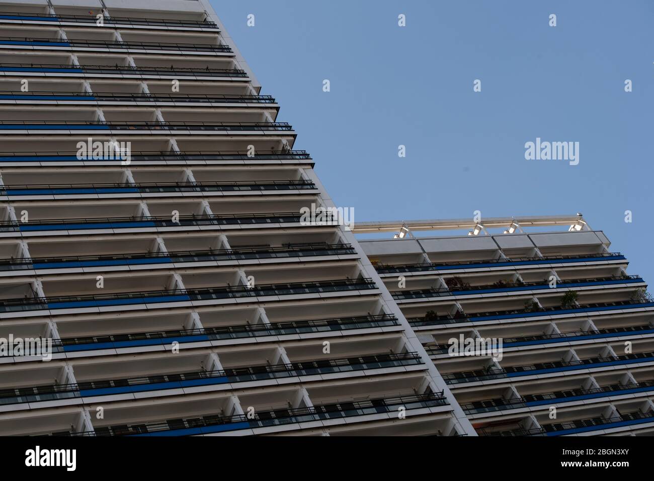 Berlin, Deutschland. April 2020. Dicht beieinander liegen Häuser in kreuzberg. Quelle: Paul Zinken/dpa-Zentralbild/ZB/dpa/Alamy Live News Stockfoto