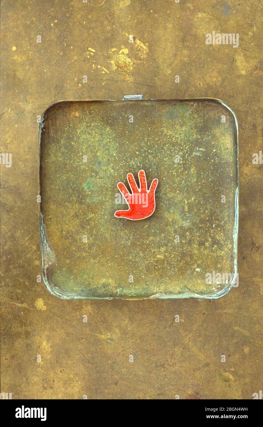 Kleines Messingtablett mit winzigen roten Emaille Hand gehalten, um Stop zu bezeichnen Stockfoto
