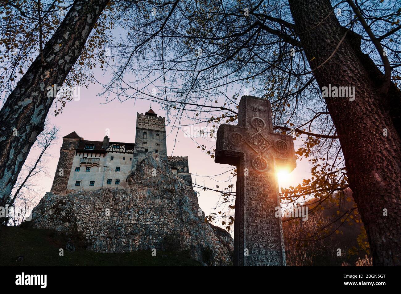 Bran Castle Museum (Dracula's Castle), in der Nähe von Brasov, Siebenbürgen, Rumänien. Bekannt als das Schloss von Dracula bekannt. Außenansicht bei Sonnenuntergang Stockfoto