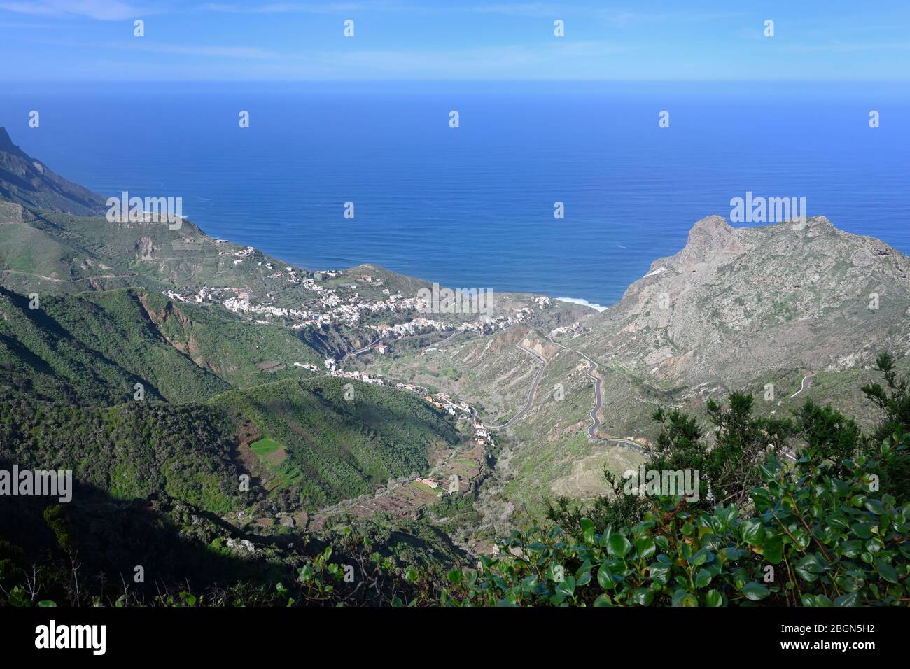 Blick auf das Dorf Bailadora, den ländlichen Park und die Berge von Anaga, auf Tenera, auf die Kanarischen Inseln und nach Spanien Stockfoto
