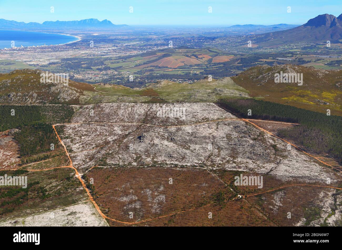 Luftaufnahmen der Berge bei Somerset West mit False Bay und Tafelberg im Hintergrund Stockfoto