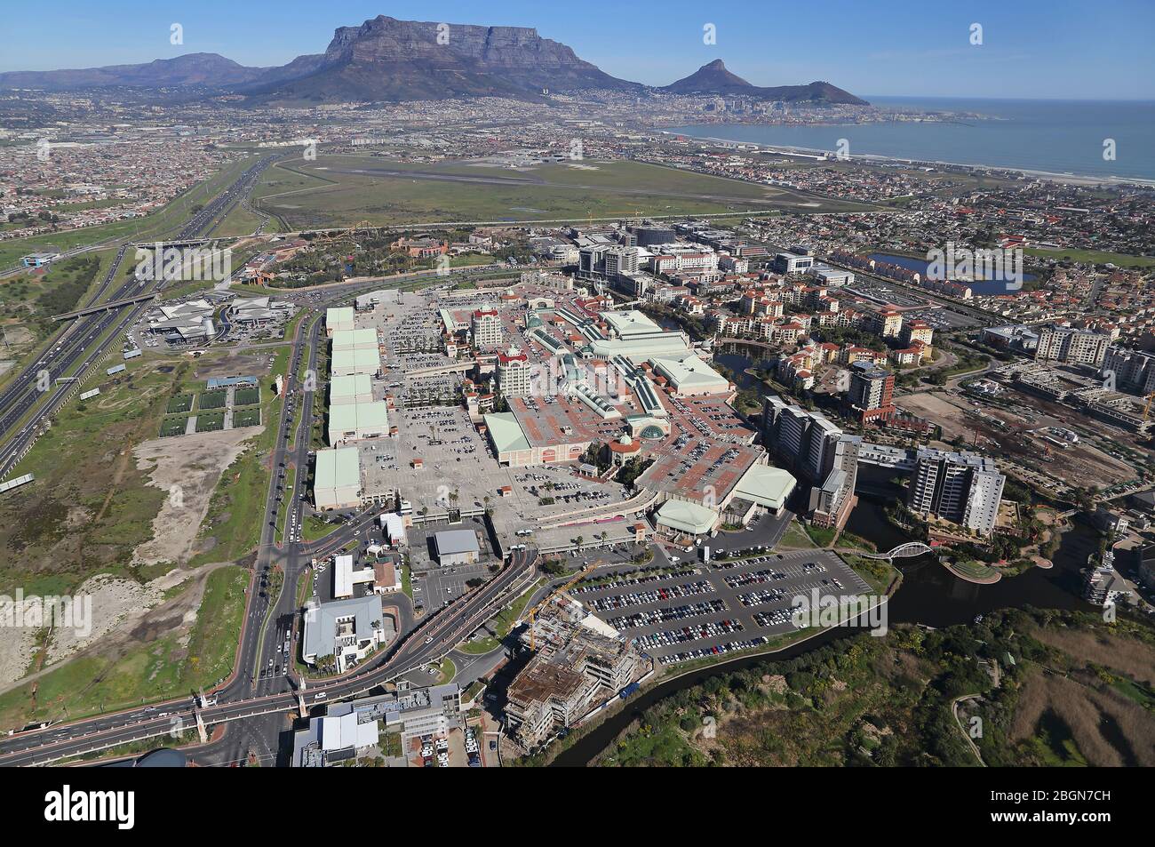 Luftaufnahme von Century City und N1 Highway mit Tafelberg und Kapstadt CBD im Hintergrund Stockfoto