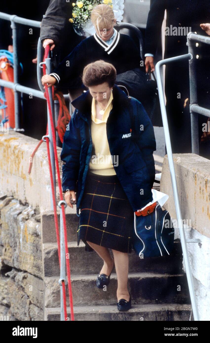 Prinzessin Anne, die Prinzessin Royal mit ihrer Tochter Zara Phillips, die nach dem Mittagessen mit HM Quee mit Royal Launch vom Scrabster Harbour abreist Stockfoto