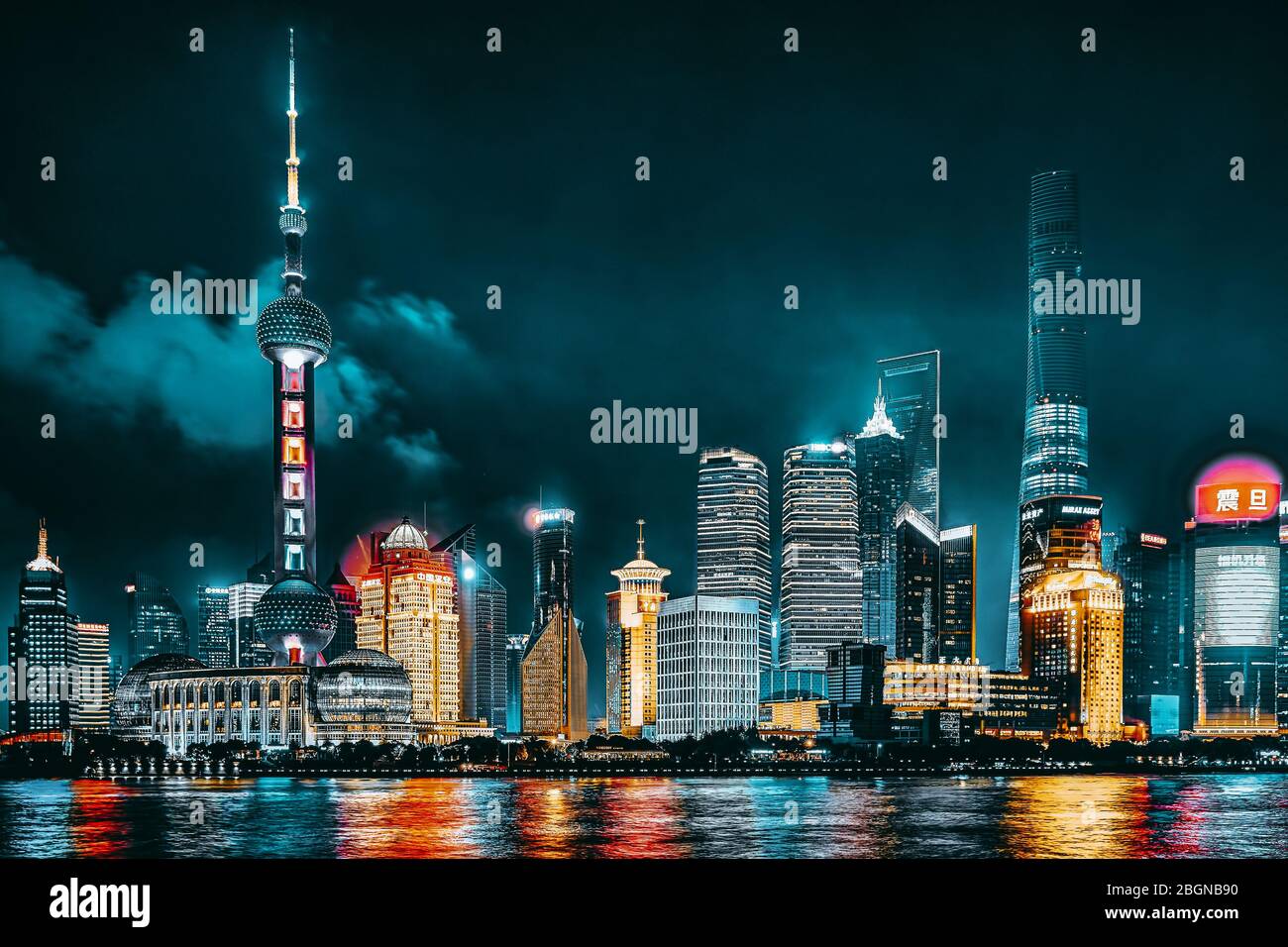 SHANGHAI, CHINA - 24. Mai 2015: Schöne und Büro Wolkenkratzern, Nacht Blick Stadt Gebäude von Pudong, Shanghai, China. Die meisten modernen Stadt auf dem Festland Stockfoto