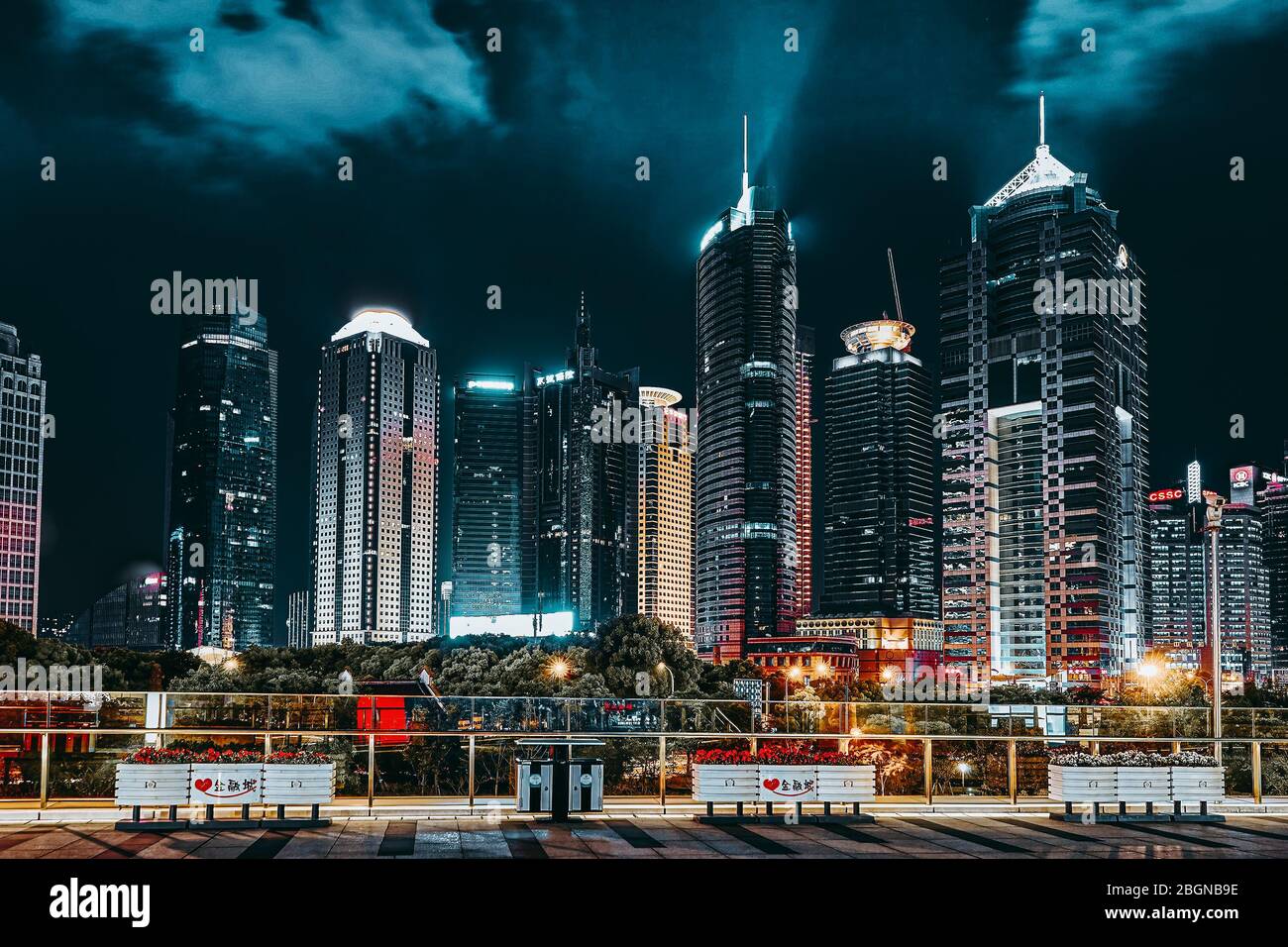 SHANGHAI, CHINA - 24. Mai 2015: Schöne und Büro Wolkenkratzern, Nacht Blick Stadt Gebäude von Pudong, Shanghai, China. Die meisten modernen Stadt auf dem Festland Stockfoto