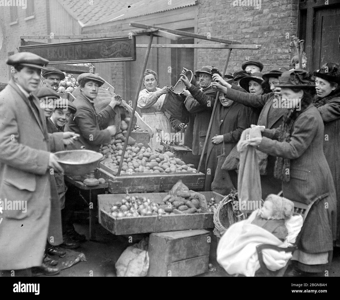 Der Kartoffelmangel - J. Collins, EIN patriotischer Gemüsehändler, der Kartoffeln zu 1d pro LB verkauft, vorausgesetzt, dass anderes Gemüse gekauft wird. - 5. März 191 Stockfoto