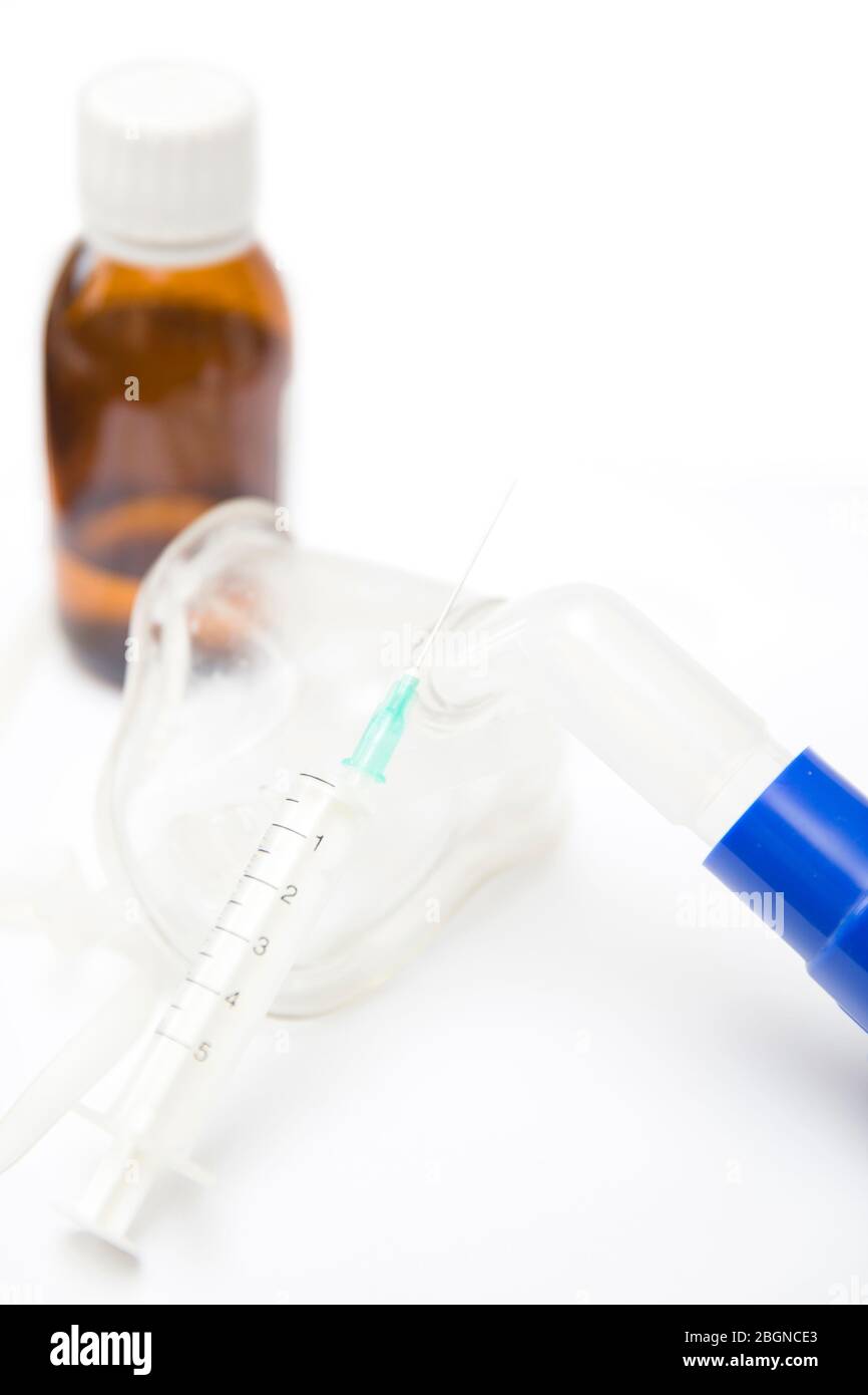 Medizinische Geräte zum Einatmen mit Atemschutzmaske, Vernebler auf dem weißen Tisch Stockfoto