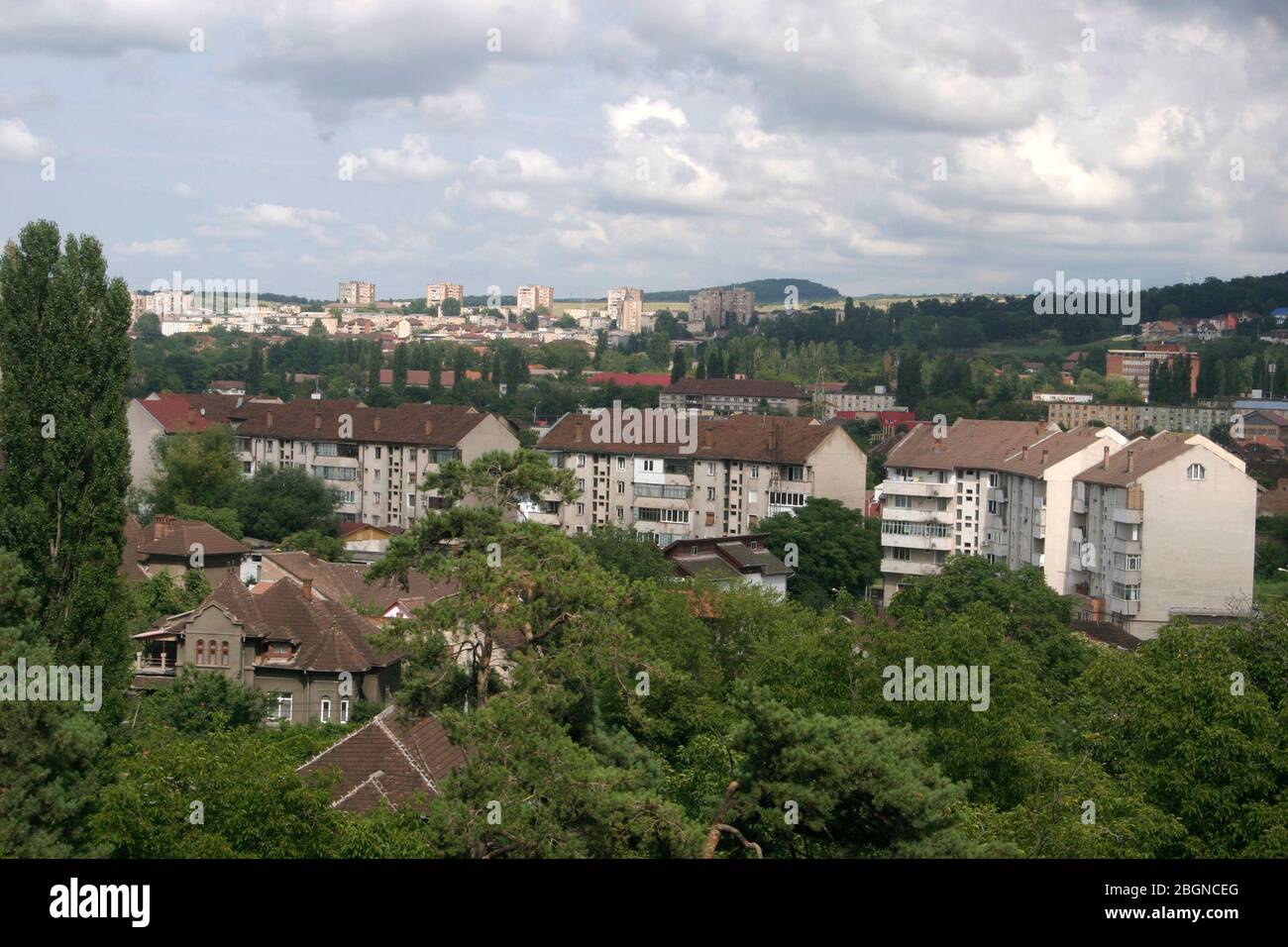 Blick über Hunedoara, Rumänien, mit Wohnhäusern aus der kommunistischen Ära, die die Landschaft dominieren Stockfoto