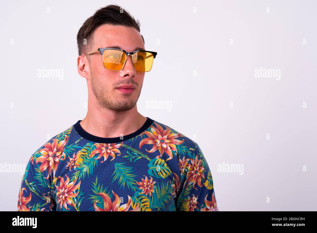 Gesicht des jungen schönen Touristen Mann mit Sonnenbrille Stockfoto