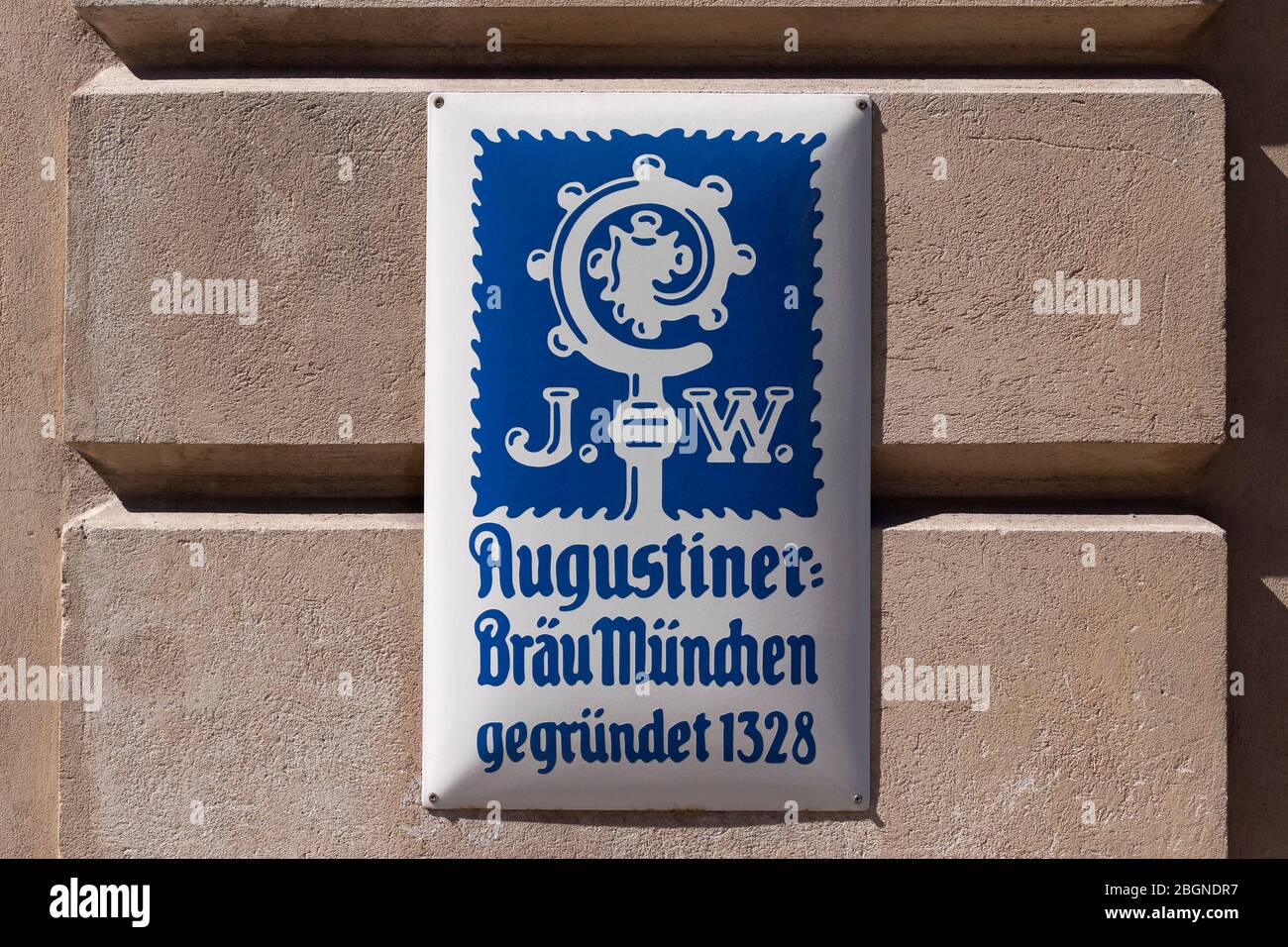 Schild J.W. Augustiner Bräu München in Berlin Stockfoto