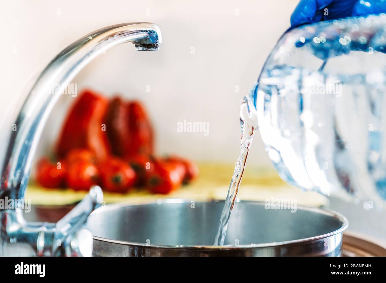 Vorbereitung Wasser und Desinfektionsmittel, um die Frucht zu dekontaminieren und die Ausbreitung von Viren zu verhindern. Stockfoto