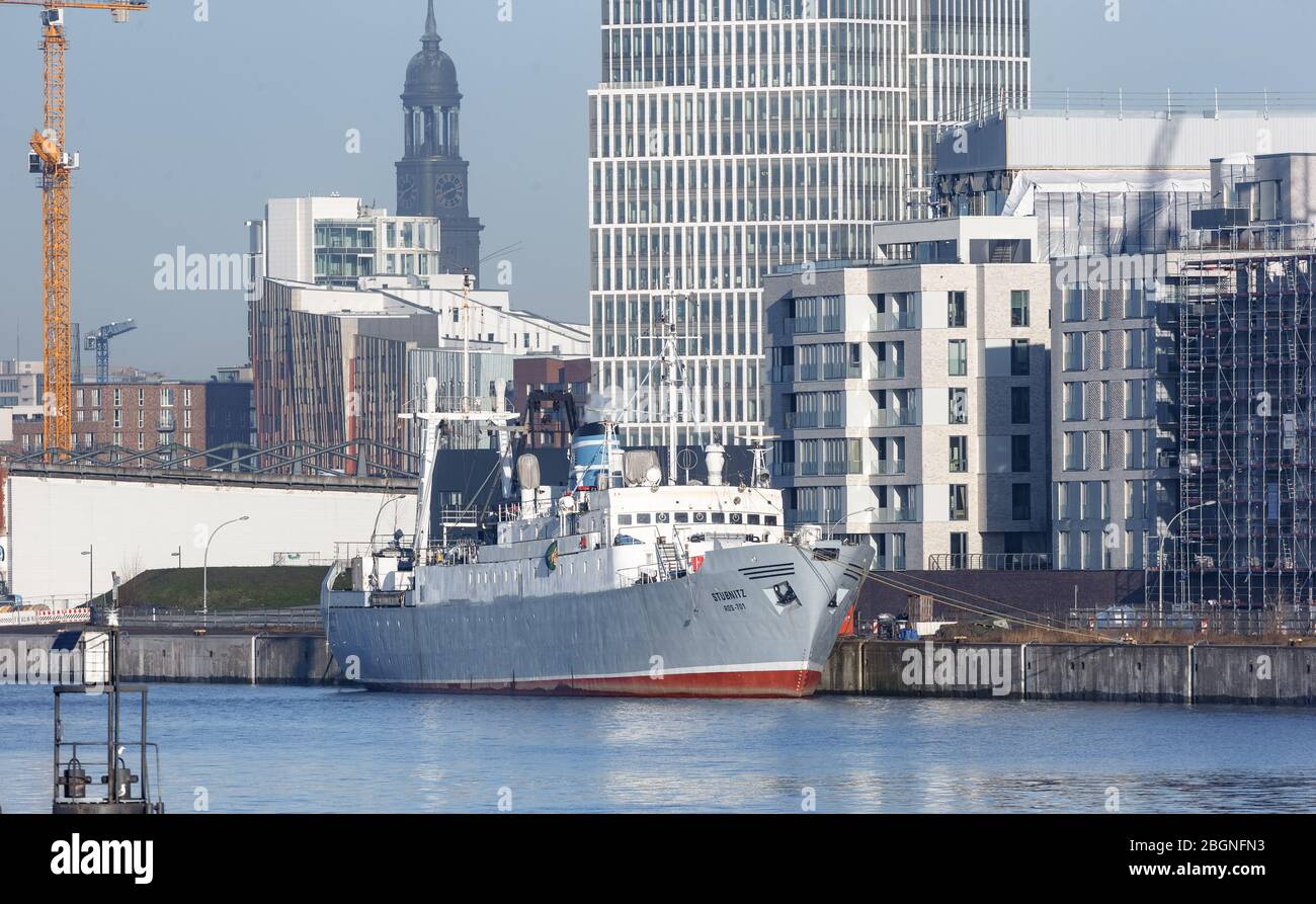 Hamburg, Deutschland. März 2020. Das ehemalige DDR-Reefer- und Transportschiff MS Stubnitz, das heute als Club- und Kulturschiff betrieben wird, liegt an seinem Liegeplatz in der HafenCity. Quelle: Markus Scholz/dpa/Alamy Live News Stockfoto