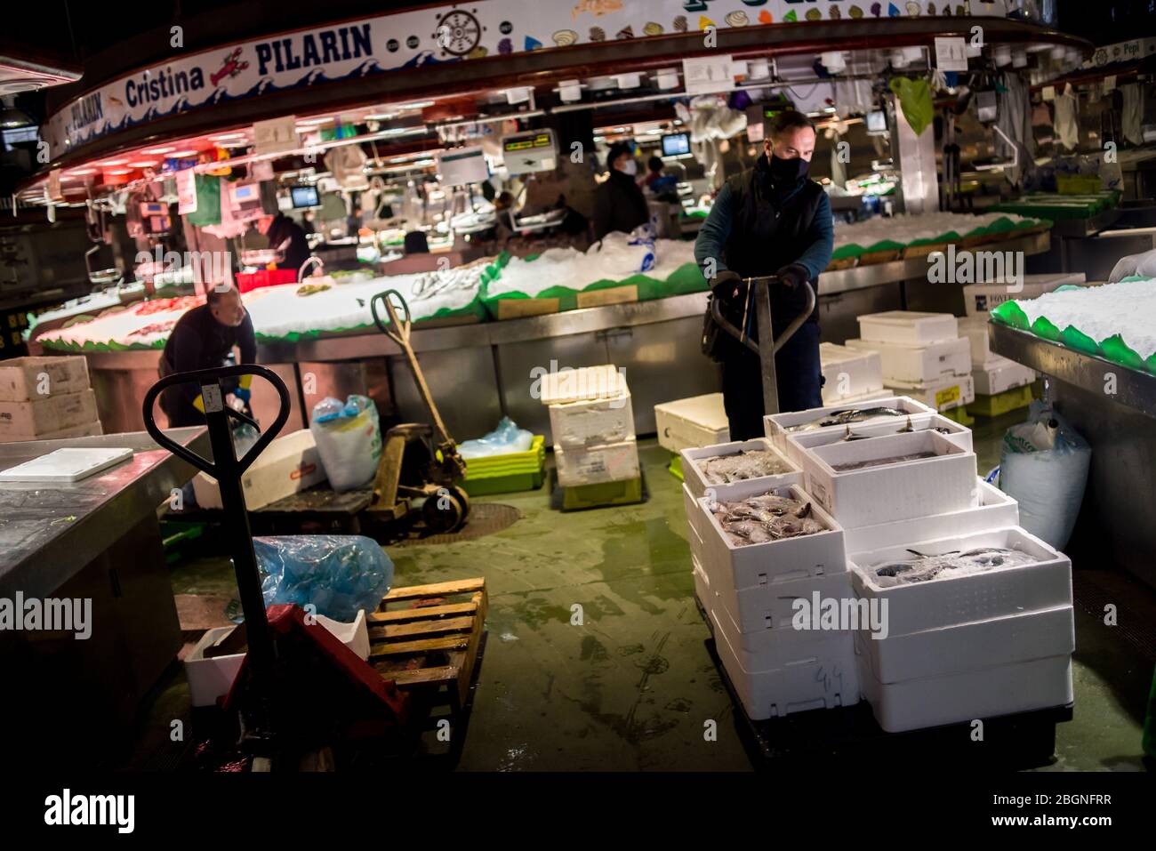 22. April 2020, Barcelona, Katalonien, Spanien - Händler bereiten ihre Fischstände am frühen Morgen auf dem Markt La Boqueria in Barcelona vor. Spanien wird mit der Deeskalation der Coronavirus-Maßnahmen beginnen, ohne das Auftreten der Epidemie zu kennen, stabilisieren sich die Sterbefälle des Coronavirus in den letzten 24 Stunden mit 435. Quelle: Jordi Boixareu/Alamy Live News Stockfoto