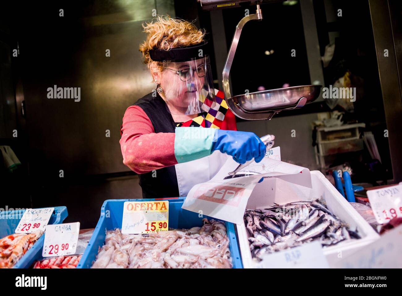 22. April 2020, Barcelona, Katalonien, Spanien - EINE Frau mit Schutzmaske bereitet seinen Fischerstall am frühen Morgen auf dem Santa Caterina Markt in Barcelona vor. Spanien wird mit der Deeskalation der Coronavirus-Maßnahmen beginnen, ohne das Auftreten der Epidemie zu kennen, stabilisieren sich die Sterbefälle des Coronavirus in den letzten 24 Stunden mit 435. Quelle: Jordi Boixareu/Alamy Live News Stockfoto