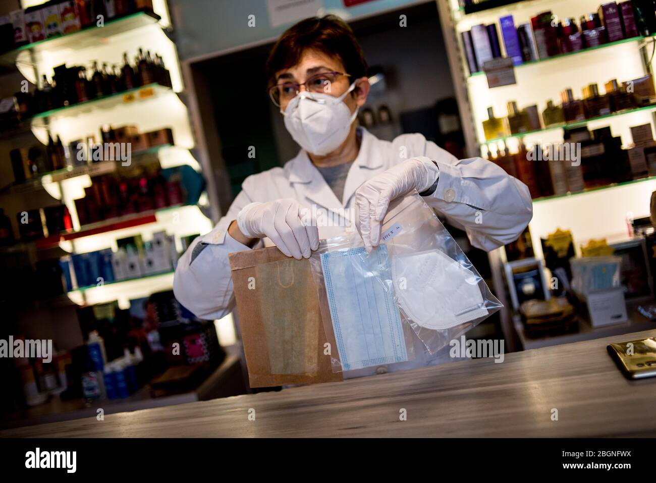 22. April 2020, Barcelona, Katalonien, Spanien - EIN Apotheker zeigt in Barcelona mehrere Modelle von Schutzmasken. Spanien wird mit der Deeskalation der Coronavirus-Maßnahmen beginnen, ohne das Auftreten der Epidemie zu kennen, stabilisieren sich die Sterbefälle des Coronavirus in den letzten 24 Stunden mit 435. Quelle: Jordi Boixareu/Alamy Live News Stockfoto