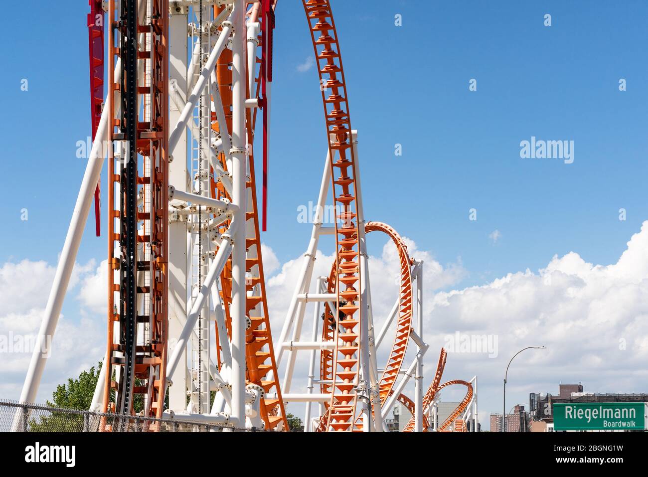 Roller Coaster im Deno's Wonder Wheel Vergnügungspark auf der Promenade von Coney Island, New York City, New York Stockfoto