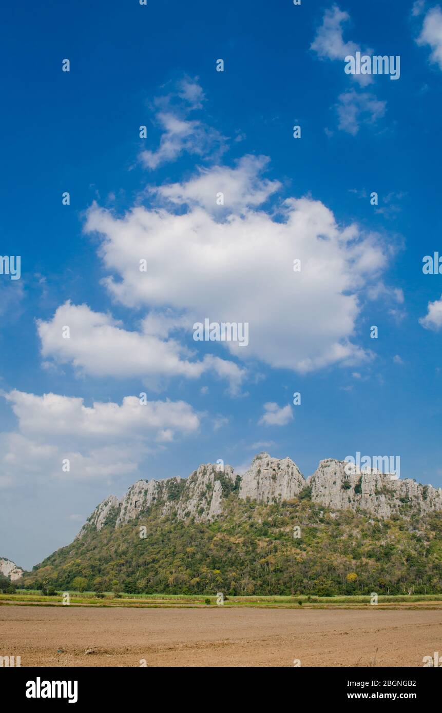 Kao Nor Kao Kawg ist ein Kalksteinberg in der Provinz Nakon sawan und hat einen grünen Reisig, blauen Himmel Stockfoto