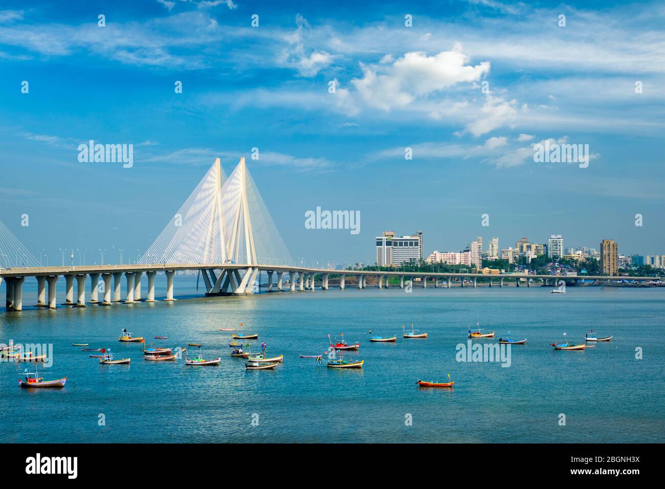 Bandra - Worli Sea Link Brücke mit Blick auf Fischerboote von Bandra Fort. Mumbai, Indien Stockfoto