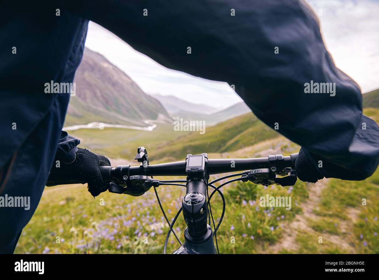 Die Hände am Lenker Mountainbike in der Mountain Road close up Stockfoto