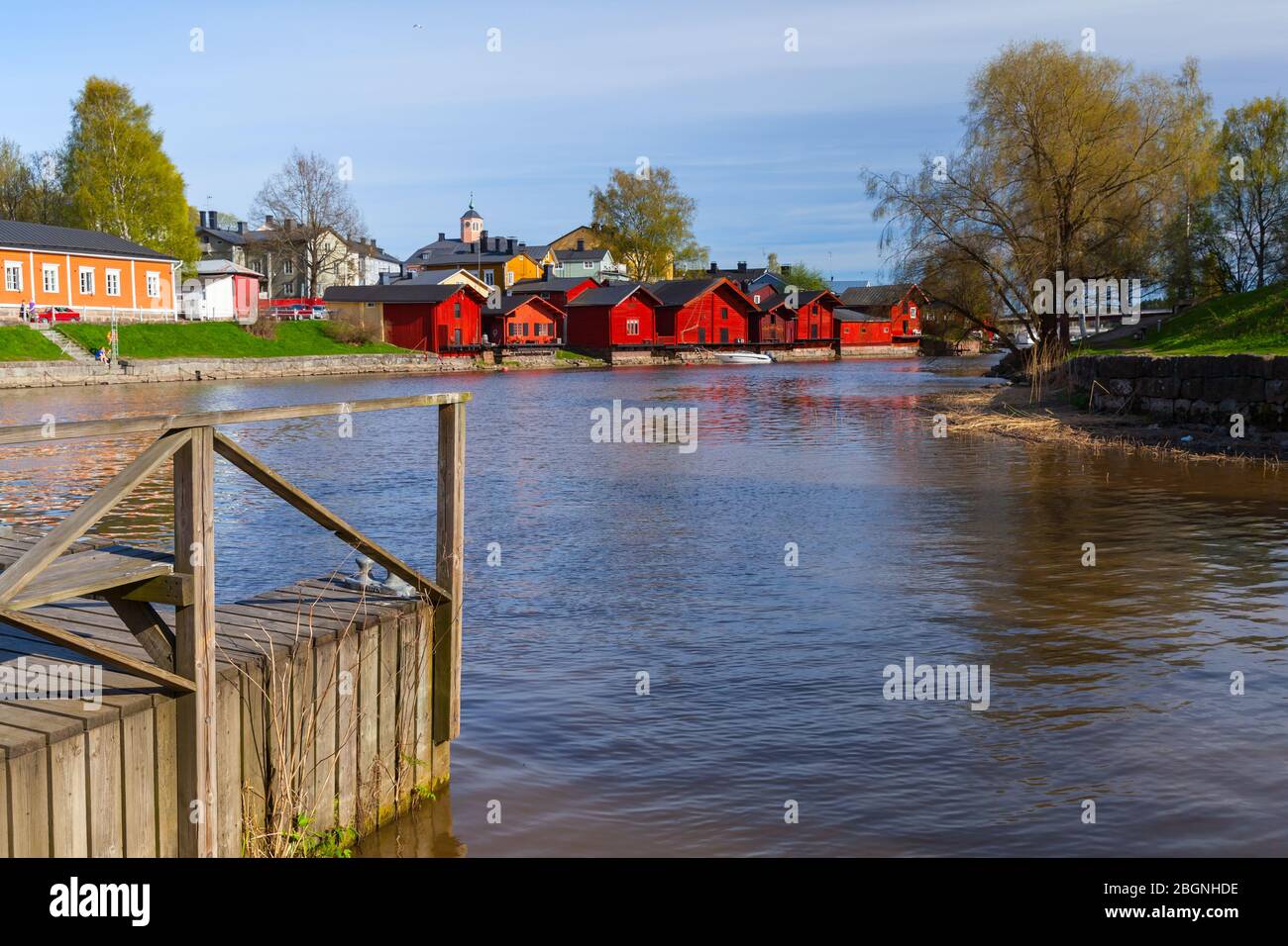 Alte hölzerne Pier und Häuser sind an der Flussküste im historischen Teil von Porvoo Stadt, Finnland Stockfoto