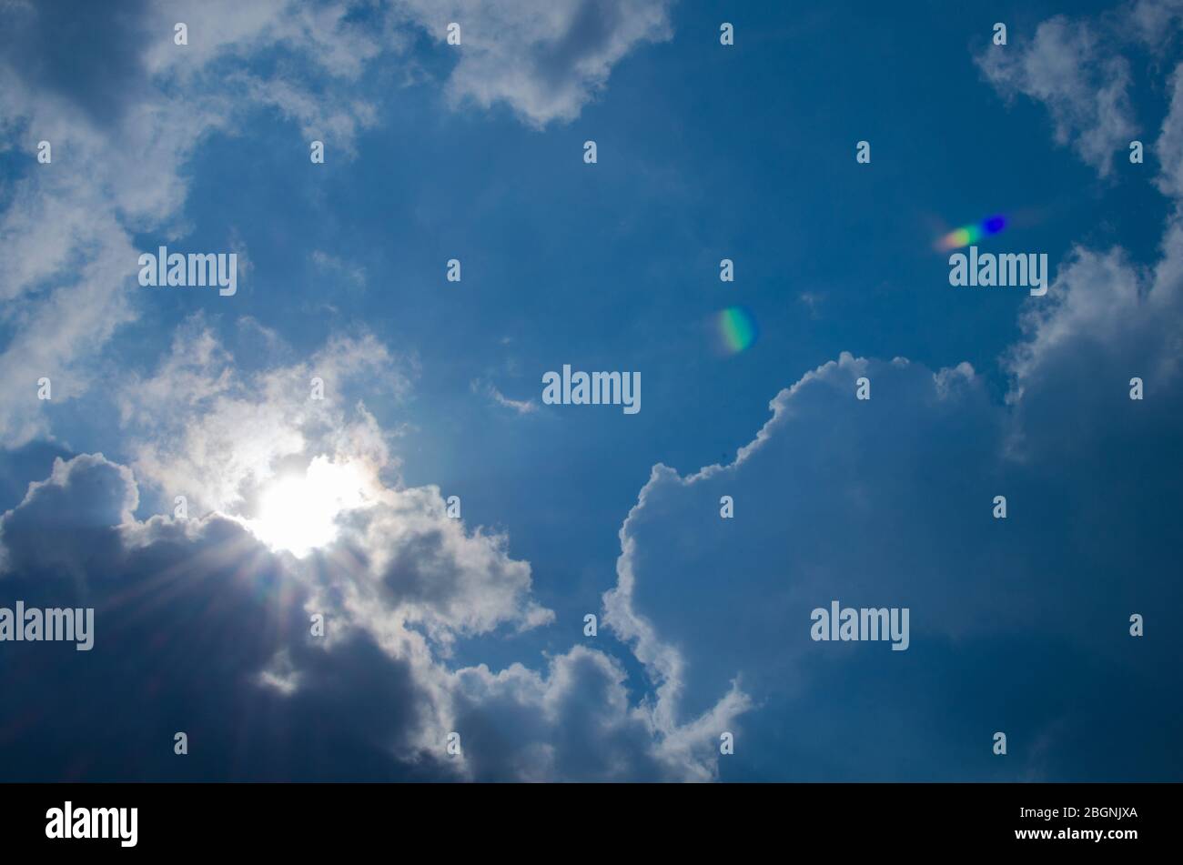Blauer Himmel haben Wolke in der Wintersaison, thai Land, haben Gefühl glücklich Stockfoto