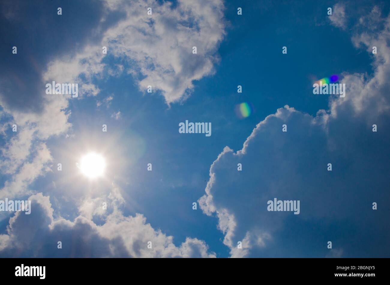 Blauer Himmel haben Wolke in der Wintersaison, thai Land, haben Gefühl glücklich Stockfoto