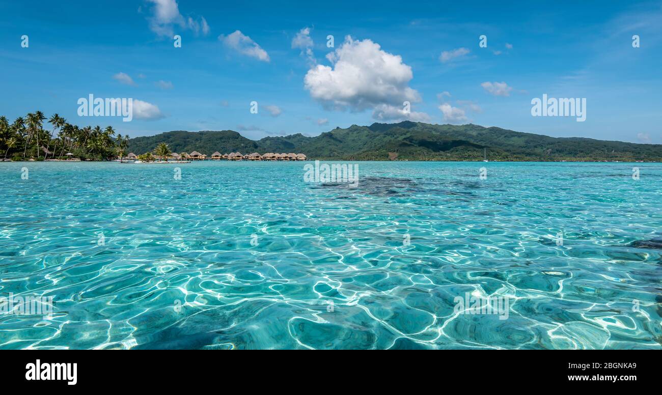 Lagunenlandschaft in Raiatea, Französisch-Polynesien, Südpazifik. Stockfoto