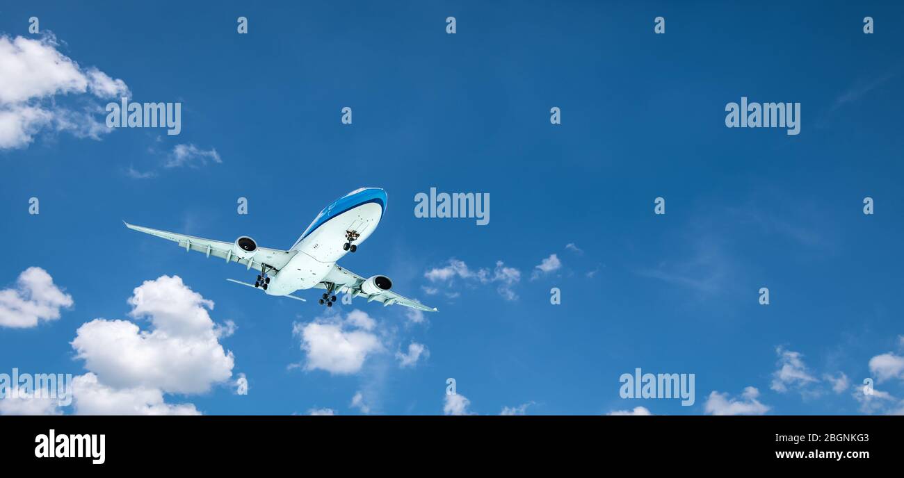 Flugzeug fliegt in den blauen Himmel. Stockfoto