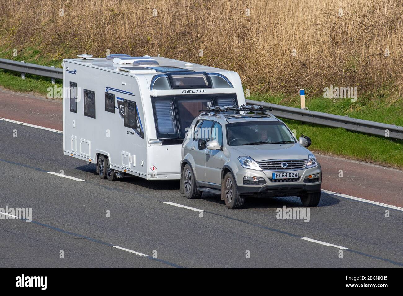 2015 Silber SsangYong Rexton 60. Jahrestag Auto Abschleppen Delta TS Touring Caravan. Reisemobile, Wohnmobile, Wohnmobil, Familienurlaub, Caravanettenurlaub, Caravanurlaub, Leben auf der Straße, Stockfoto