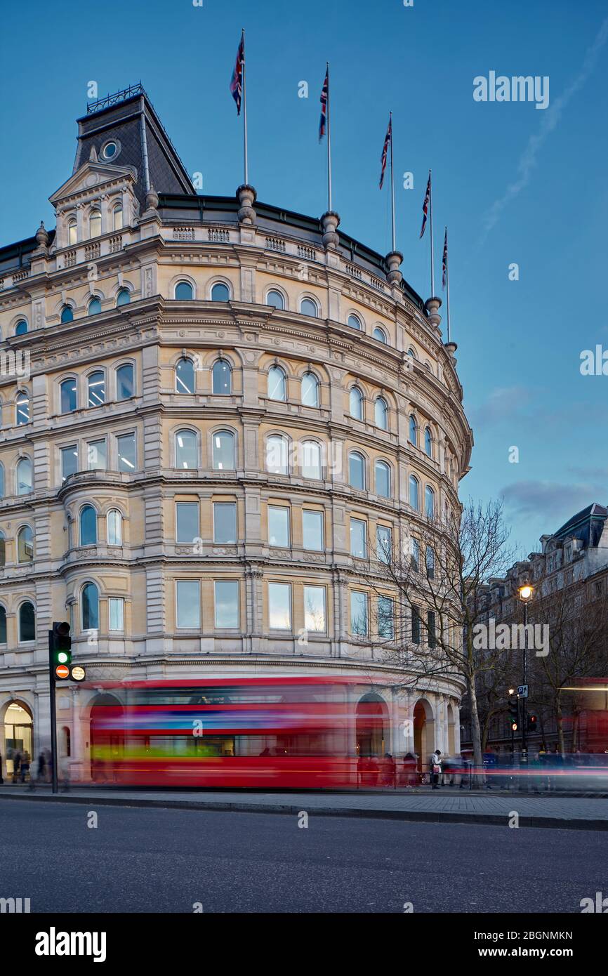 London Doppeldeckerbus vorbei an 1 Strand ein ikonisches Londoner Gebäude am Rande des Trafalgar Square Stockfoto