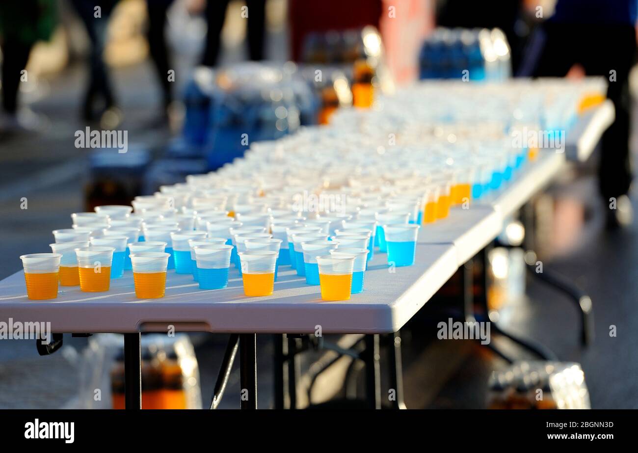 marathon-Gewöhnungstisch mit Gläsern isotonischer Getränke Stockfoto