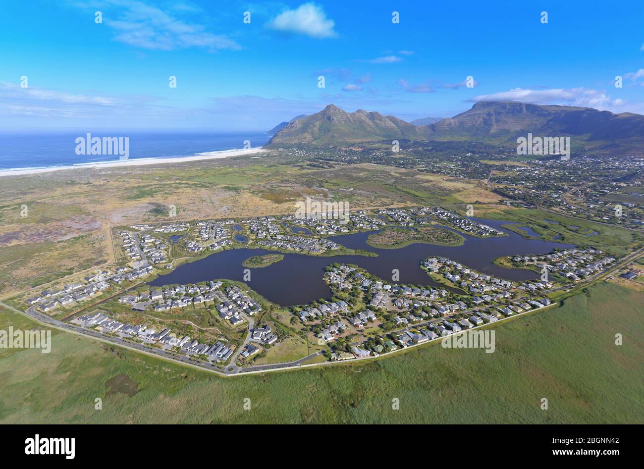 Luftaufnahme der Lake Michelle Entwicklung mit Chapman's Peak und Noordhoek Beach im Hintergrund Stockfoto