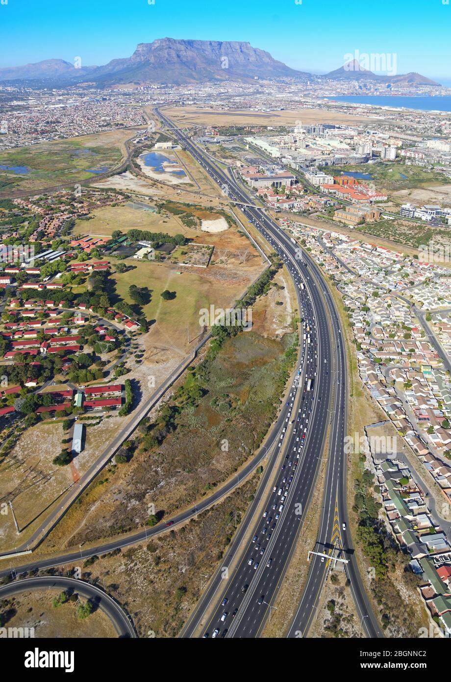 Luftaufnahme der Stadt N1 und Century mit Tafelberg im Hintergrund Stockfoto