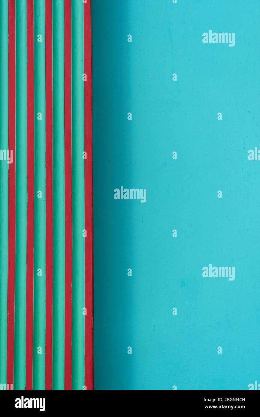 Teil der gestreiften Linie von rot grün auf bunten hellblauen Zement oder Beton Wand Architektur abstrakten geometrischen Hintergrund Stockfoto