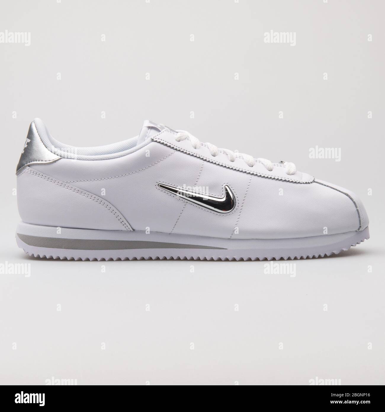 WIEN, ÖSTERREICH - 22. AUGUST 2017: Nike Cortez Basic Jewel Sneaker in Weiß  und Metallic Silber auf weißem Hintergrund Stockfotografie - Alamy