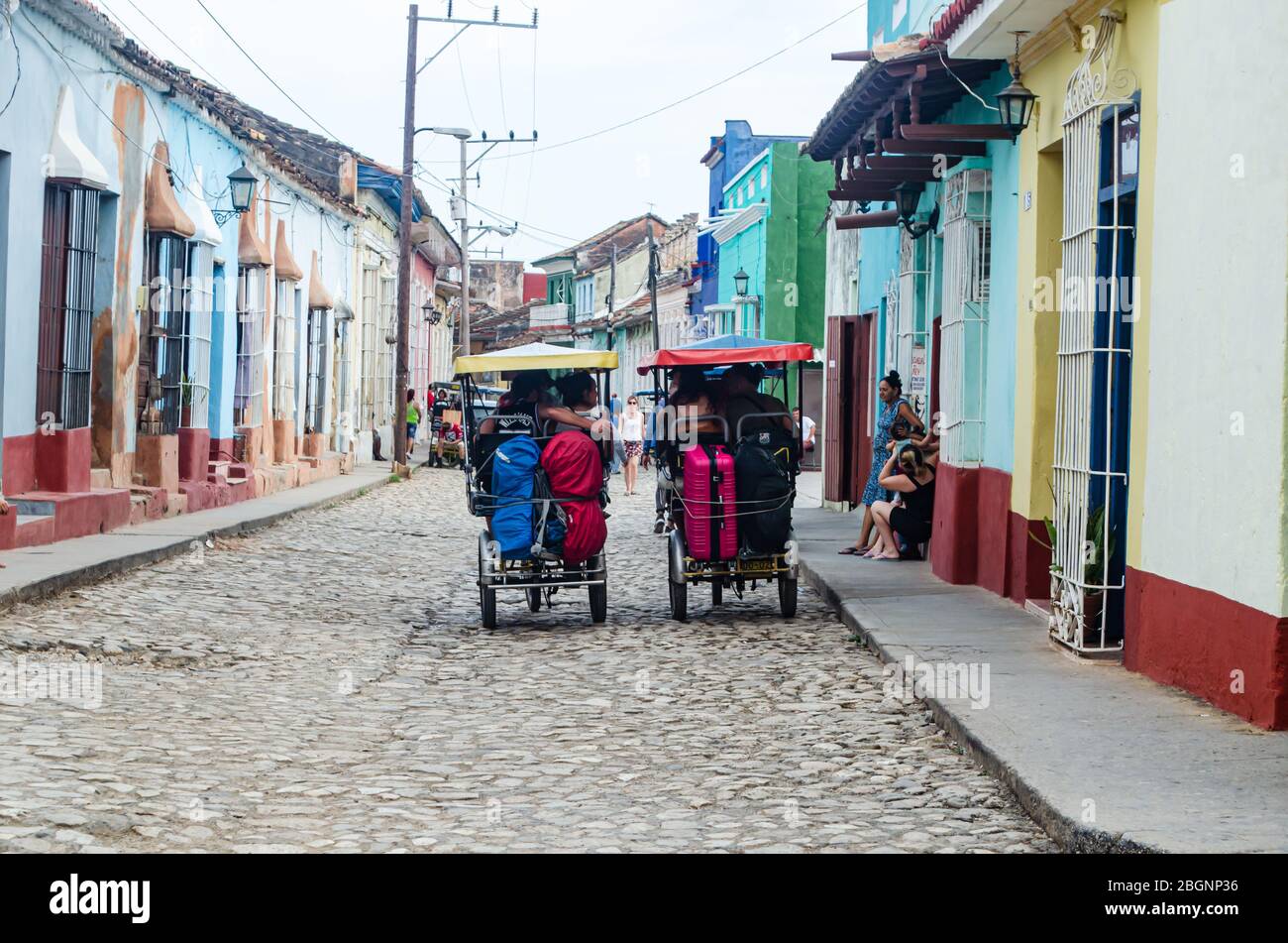 Typische Szene in den Straßen von Trinidad in Kuba. Die Radtaxis bringen Touristen zu ihrem Schicksal in die Stadt Stockfoto