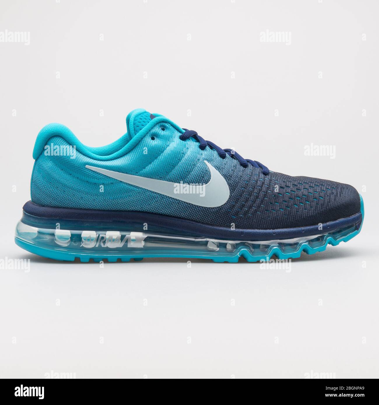 WIEN, ÖSTERREICH - 22. AUGUST 2017: Nike Air Max 2017 Sneaker in Dunkelblau  und Gletscherblau auf weißem Hintergrund Stockfotografie - Alamy