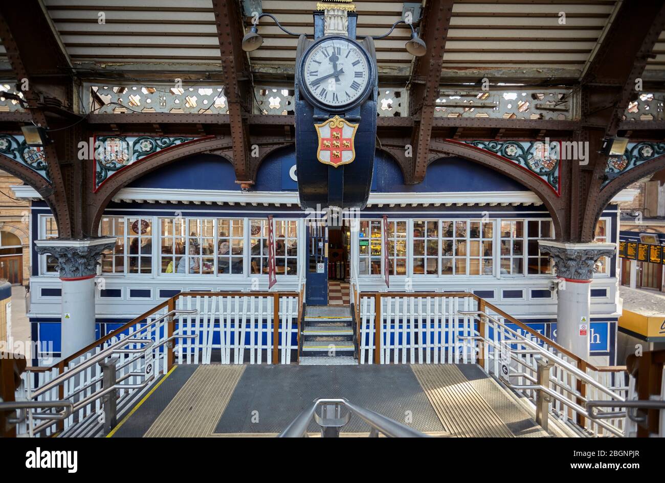 Restaurant an der alten Signallbox mit Uhr am Bahnhof York. Stockfoto