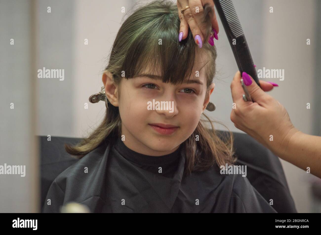 Kind Schneidet Sich Haare Ab Psychologie Friseursalon. Mädchen bang bang in einem Schönheitssalon. Ein Kind im