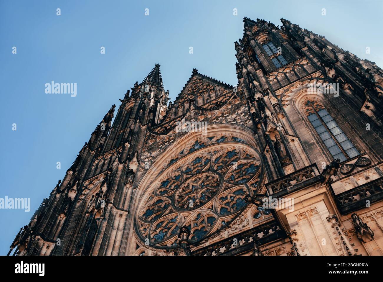 Wunderschöne Aussicht auf die gotische capel Kathedrale, Denkmal des deutschen römisch-katholischen Neogotik Architektur.der katholische St. Vitus, Wenzel und Adalber Stockfoto