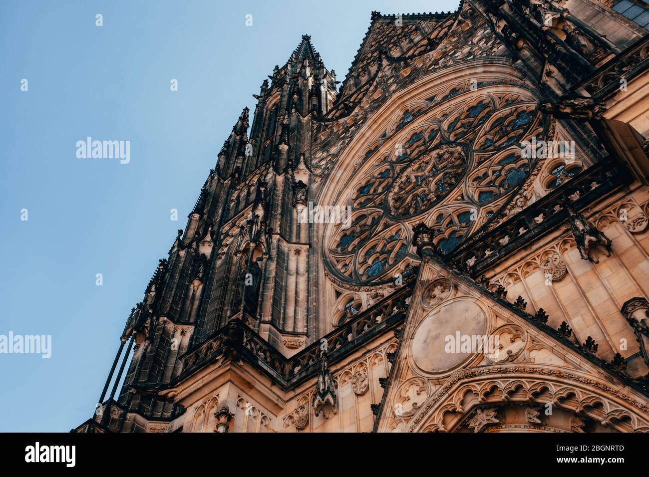 Wunderschöne Aussicht auf die gotische capel Kathedrale, Denkmal des deutschen römisch-katholischen Neogotik Architektur.der katholische St. Vitus, Wenzel und Adalber Stockfoto