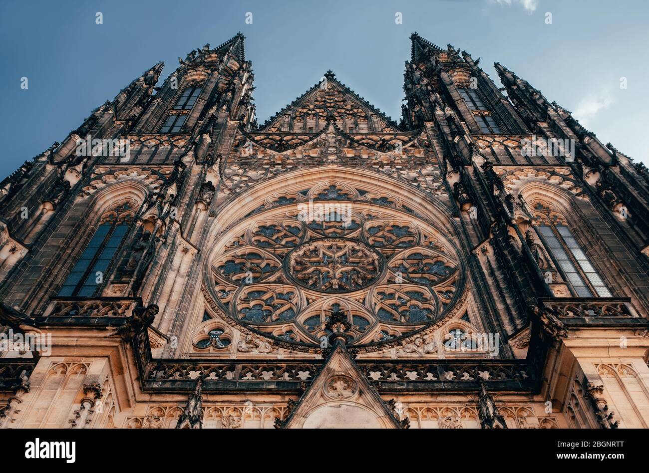 Wunderschöne Aussicht auf die gotische capel Kathedrale, Denkmal des deutschen römisch-katholischen Neogotik Architektur.der katholische St. Vitus, Wenzel und Adalber Stockfoto