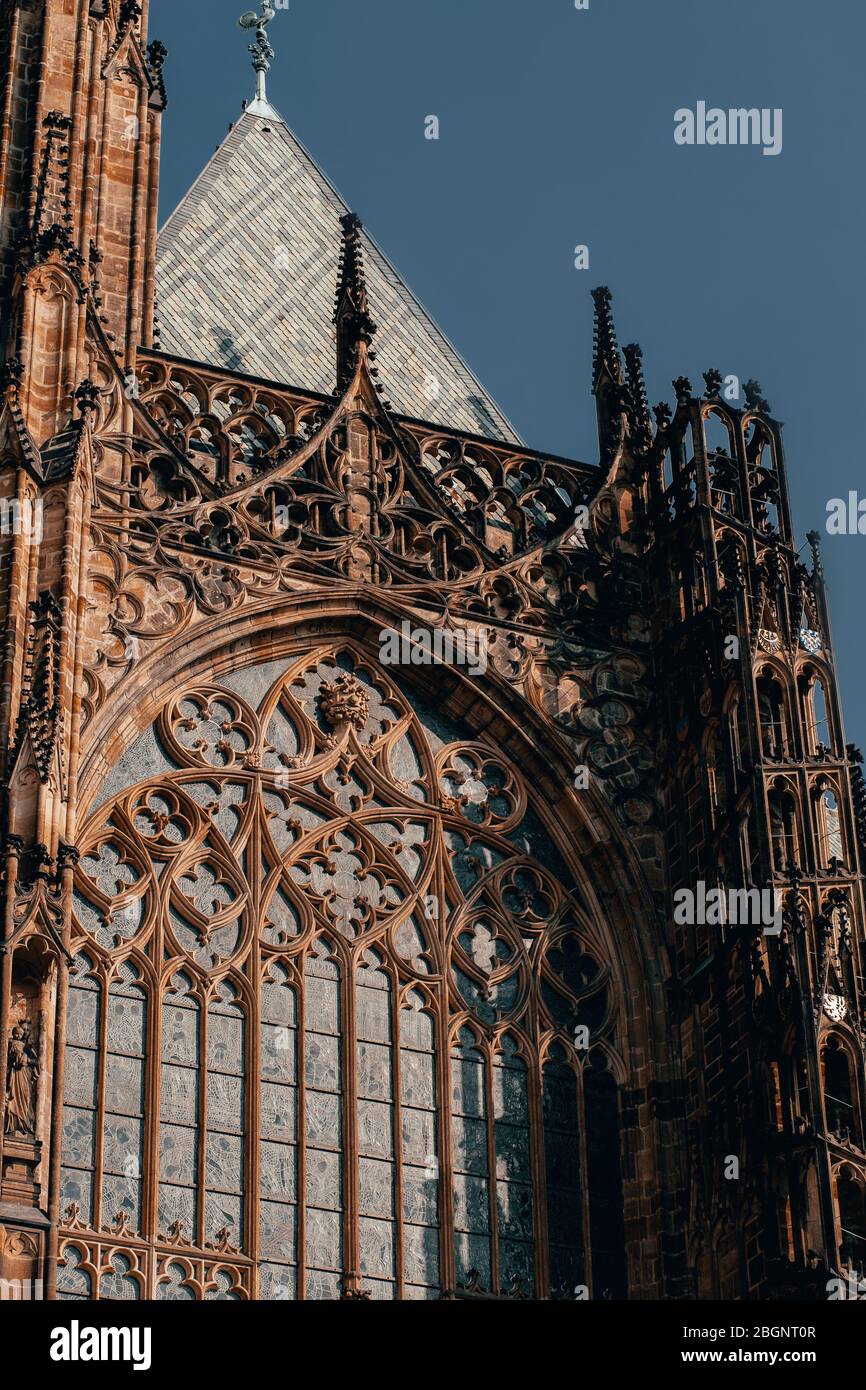 Wunderschöne Aussicht auf die gotische capel Kathedrale, Denkmal des deutschen römisch-katholischen Neogotik Architektur.der katholische St. Vitus, Wenzel und Adalber Stockfoto